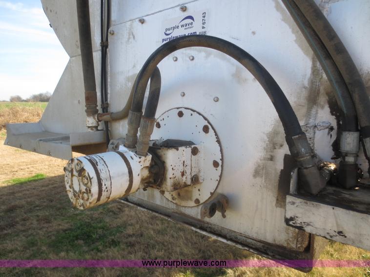 image for item F6743 2002 Warren AT-36-SER09 36' bulk feed semi trailer