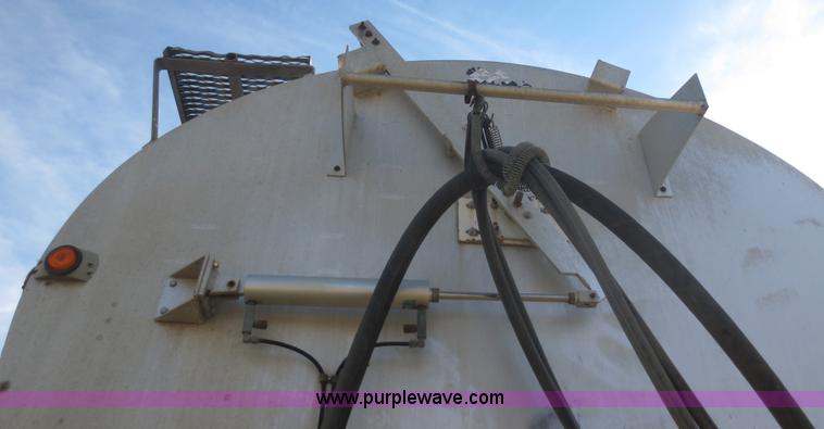 image for item F6743 2002 Warren AT-36-SER09 36' bulk feed semi trailer