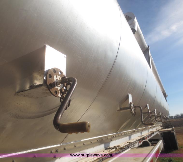 image for item F6743 2002 Warren AT-36-SER09 36' bulk feed semi trailer