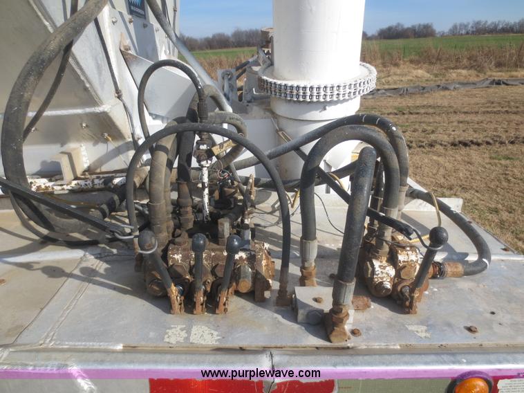 image for item F6743 2002 Warren AT-36-SER09 36' bulk feed semi trailer