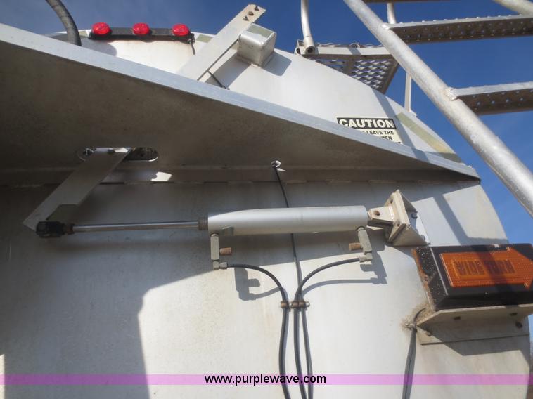 image for item F6743 2002 Warren AT-36-SER09 36' bulk feed semi trailer