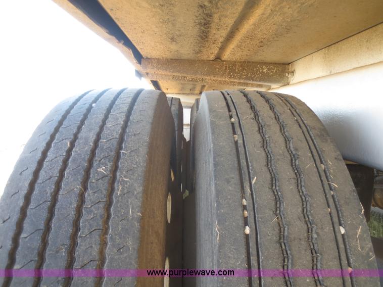 image for item F6743 2002 Warren AT-36-SER09 36' bulk feed semi trailer