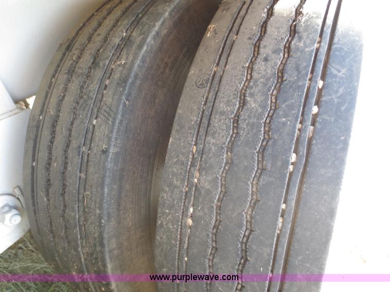 image for item F6743 2002 Warren AT-36-SER09 36' bulk feed semi trailer