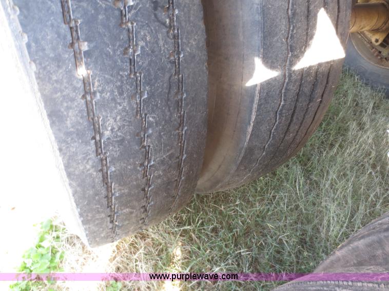 image for item F6743 2002 Warren AT-36-SER09 36' bulk feed semi trailer