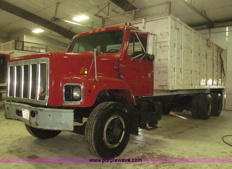image for item F7206 1989 International F2674 silage truck