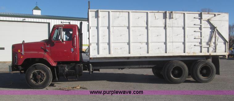 image for item F7206 1989 International F2674 silage truck