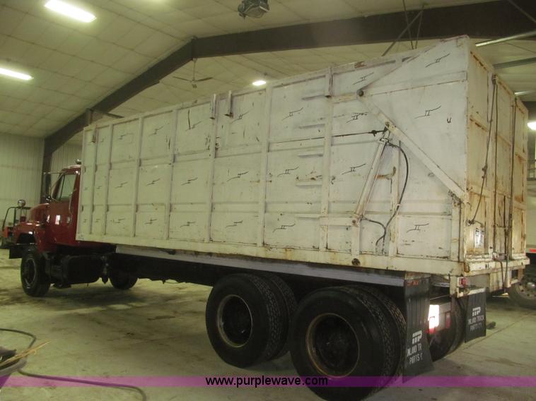 image for item F7206 1989 International F2674 silage truck