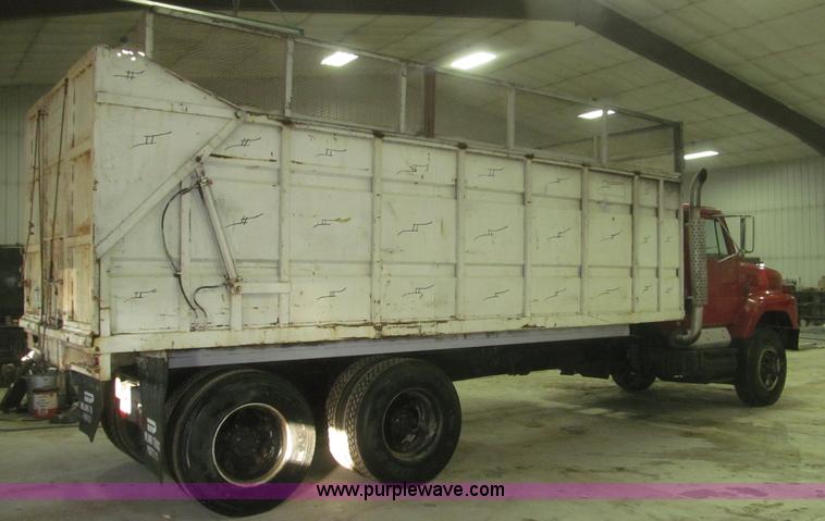 image for item F7206 1989 International F2674 silage truck