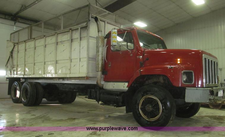 image for item F7206 1989 International F2674 silage truck