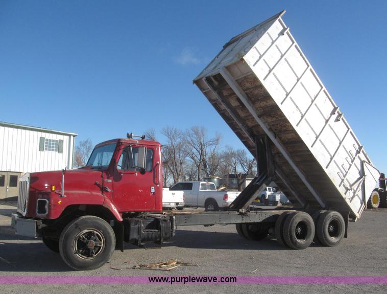 image for item F7206 1989 International F2674 silage truck