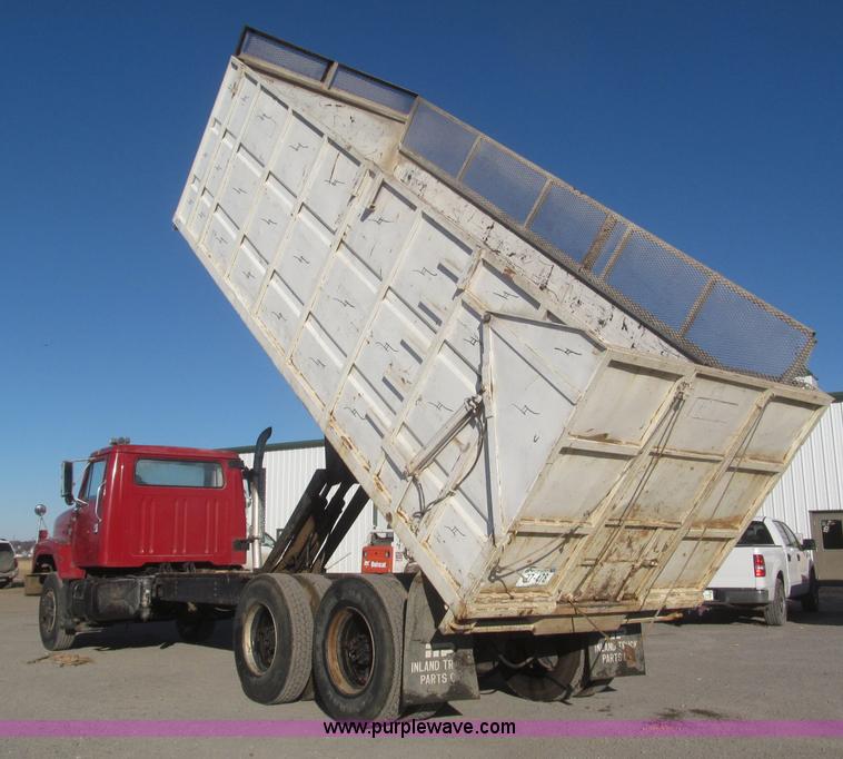 image for item F7206 1989 International F2674 silage truck
