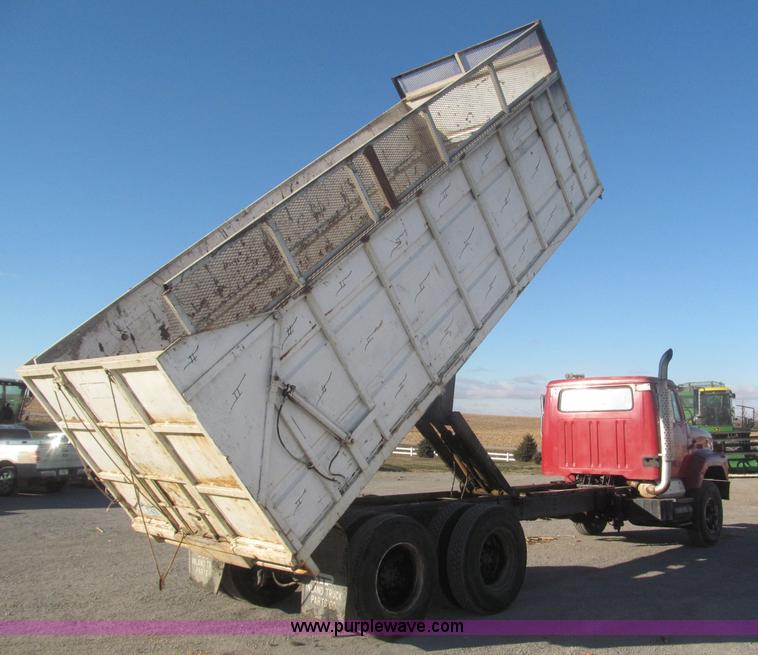 image for item F7206 1989 International F2674 silage truck