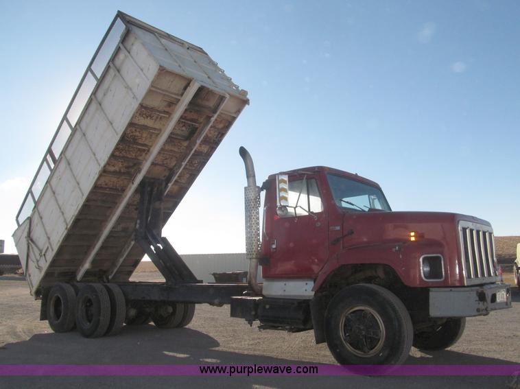 image for item F7206 1989 International F2674 silage truck