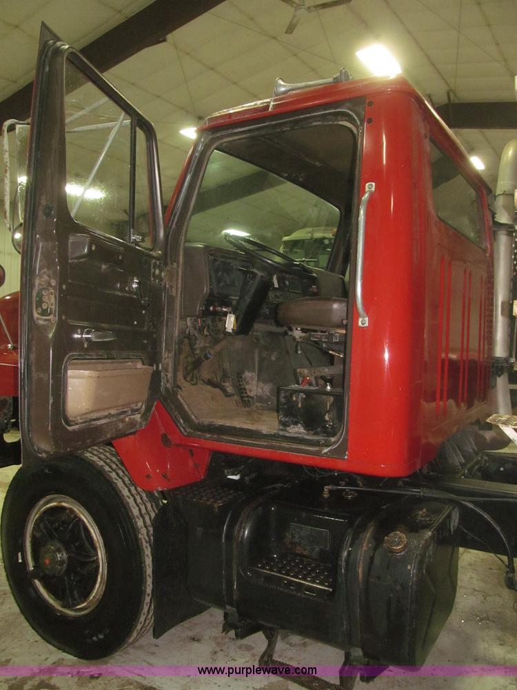 image for item F7206 1989 International F2674 silage truck