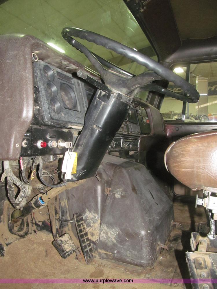 image for item F7206 1989 International F2674 silage truck