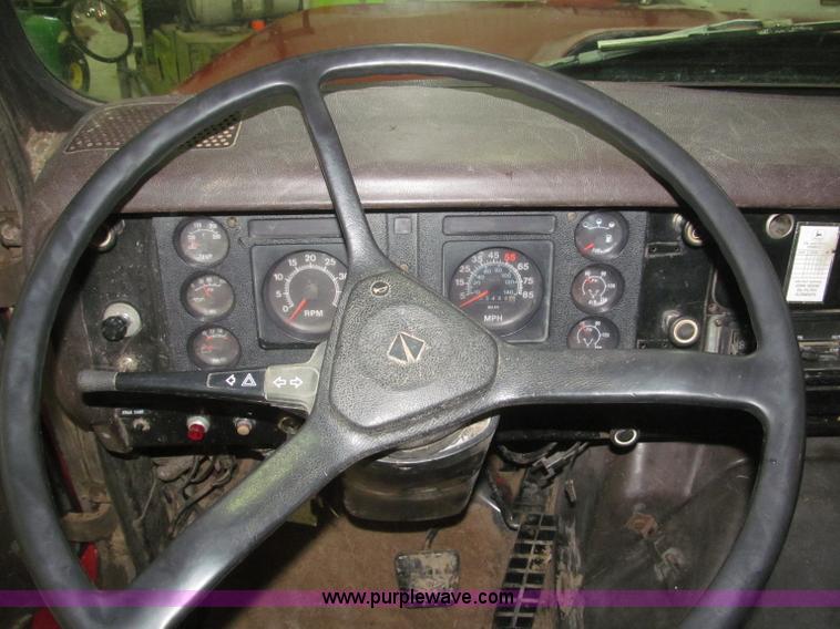 image for item F7206 1989 International F2674 silage truck