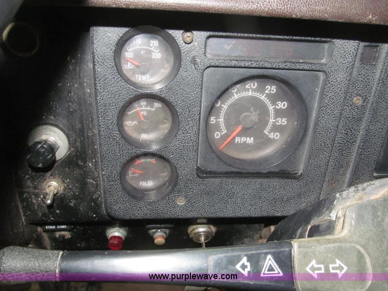 image for item F7206 1989 International F2674 silage truck