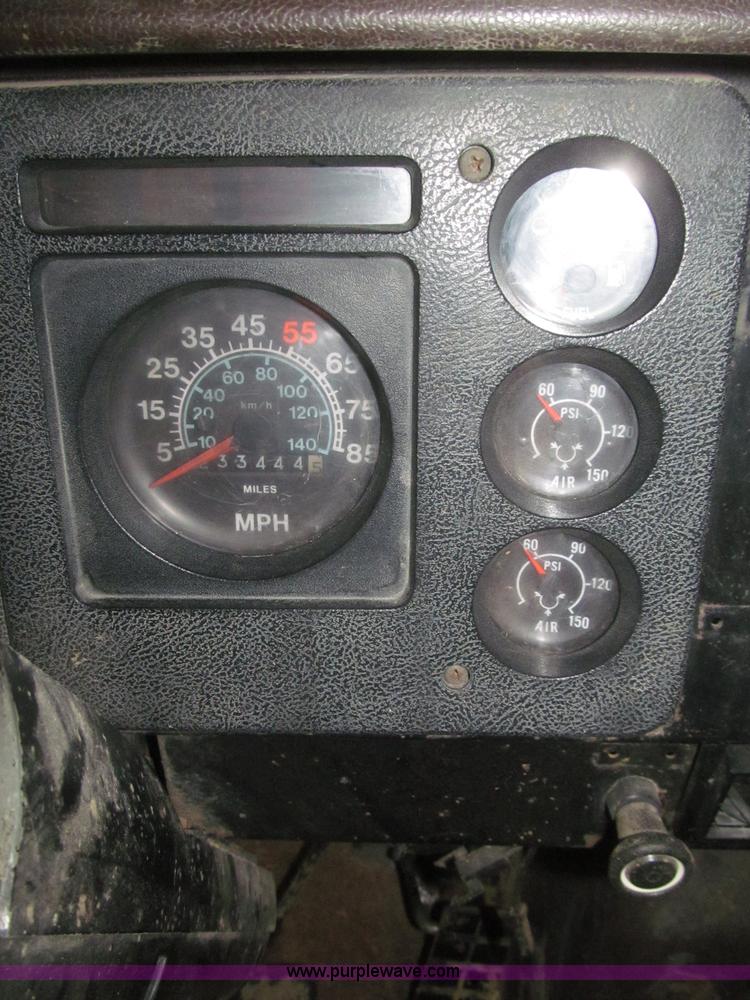 image for item F7206 1989 International F2674 silage truck