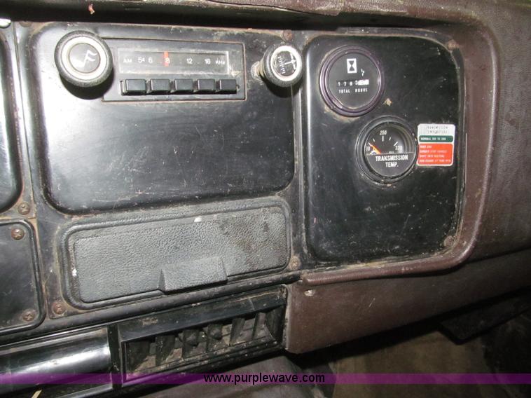 image for item F7206 1989 International F2674 silage truck