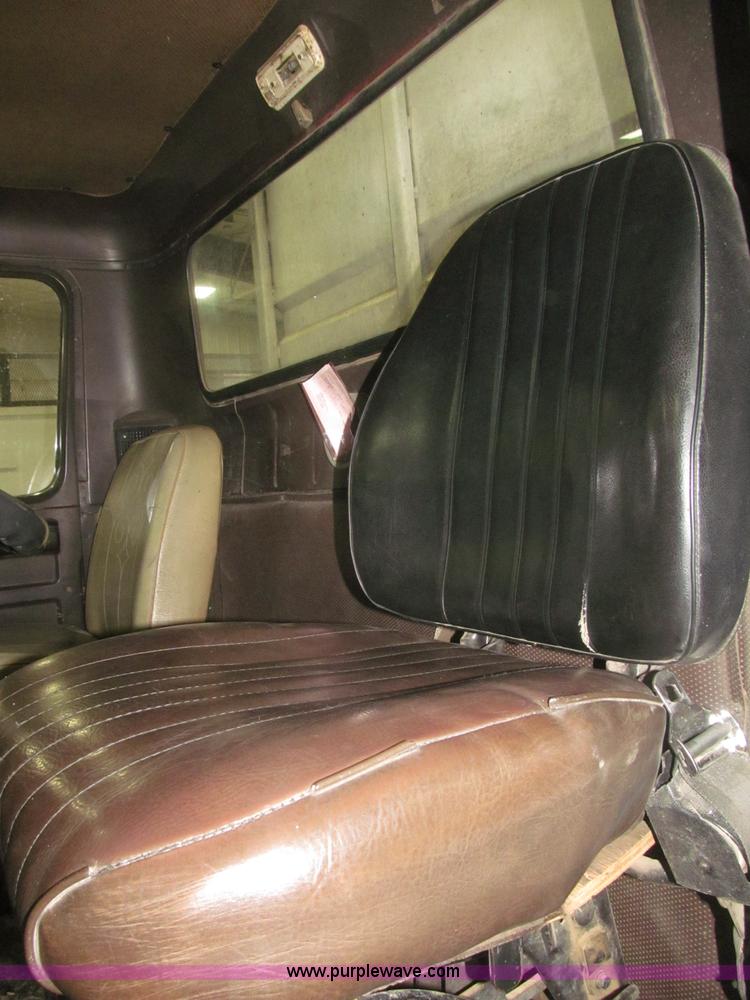 image for item F7206 1989 International F2674 silage truck