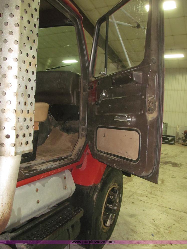 image for item F7206 1989 International F2674 silage truck