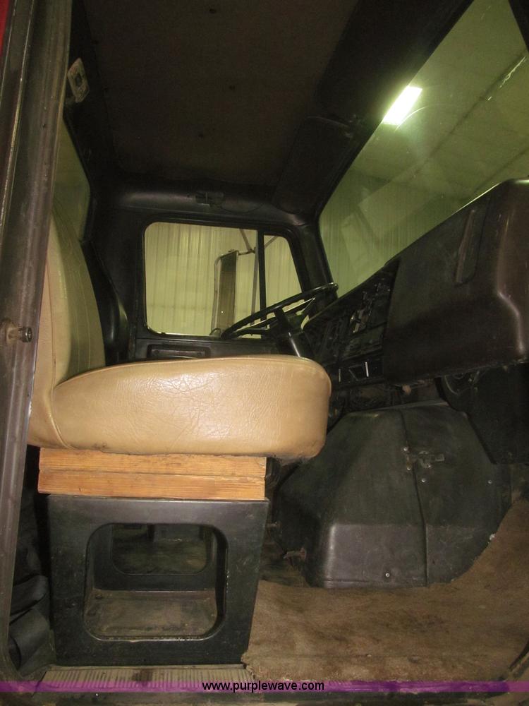 image for item F7206 1989 International F2674 silage truck