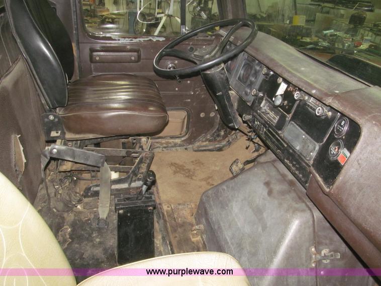 image for item F7206 1989 International F2674 silage truck