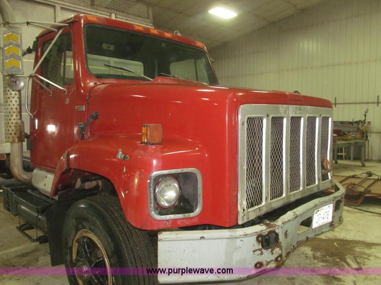 image for item F7206 1989 International F2674 silage truck