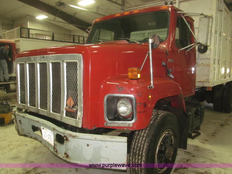 image for item F7206 1989 International F2674 silage truck