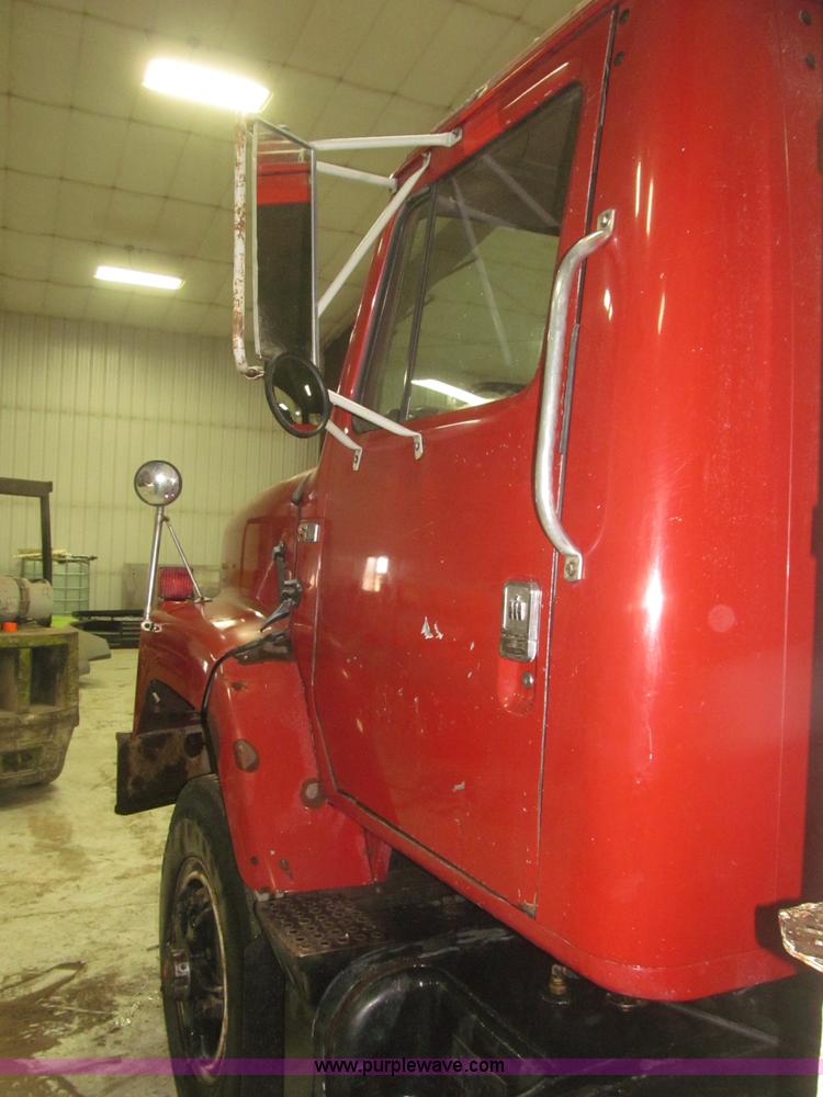 image for item F7206 1989 International F2674 silage truck