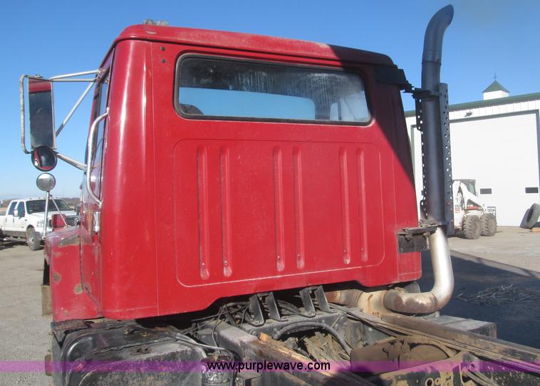 image for item F7206 1989 International F2674 silage truck
