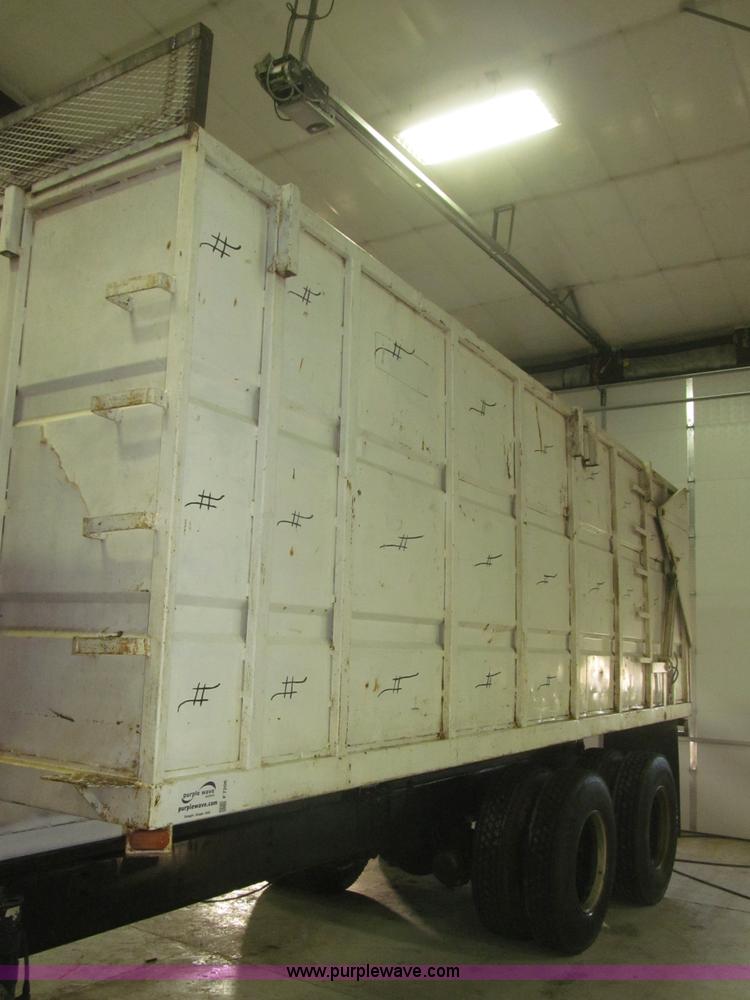 image for item F7206 1989 International F2674 silage truck