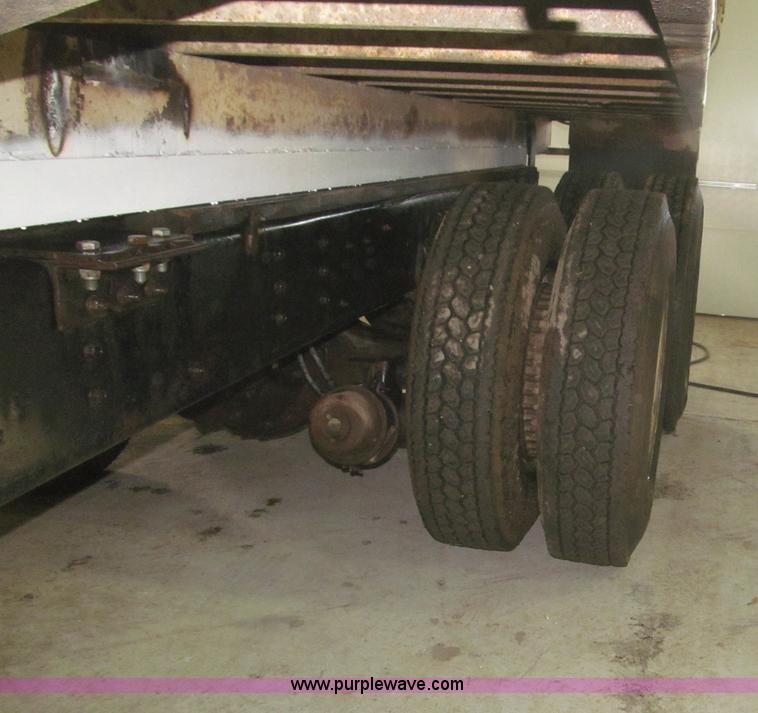 image for item F7206 1989 International F2674 silage truck