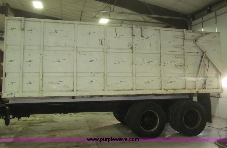 image for item F7206 1989 International F2674 silage truck