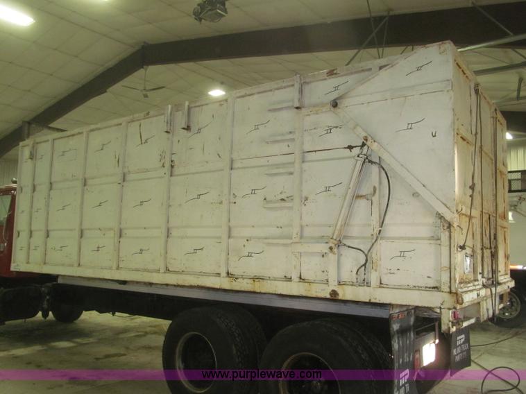 image for item F7206 1989 International F2674 silage truck