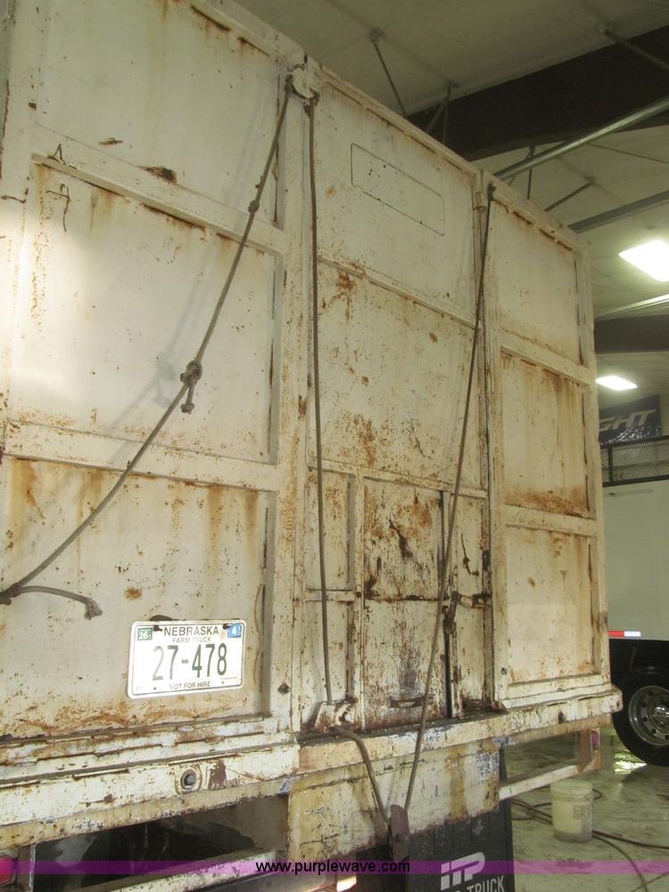 image for item F7206 1989 International F2674 silage truck