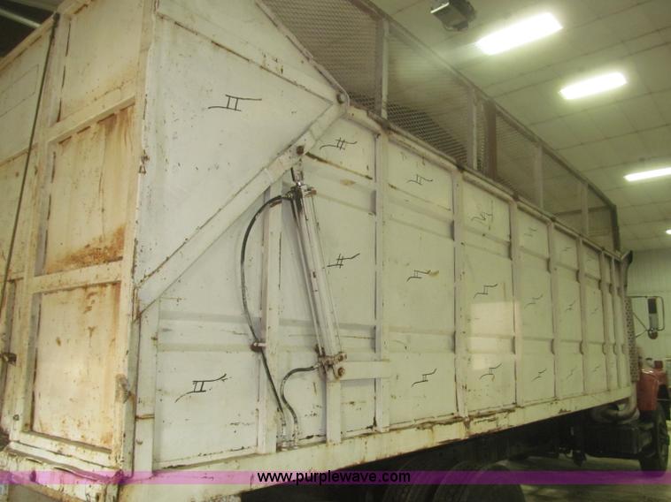 image for item F7206 1989 International F2674 silage truck