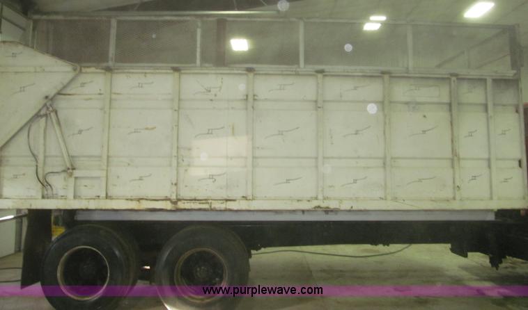 image for item F7206 1989 International F2674 silage truck