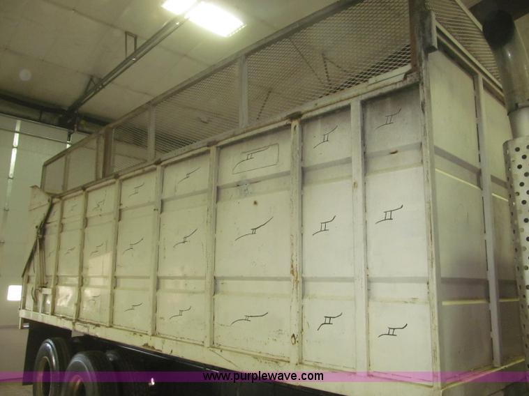 image for item F7206 1989 International F2674 silage truck