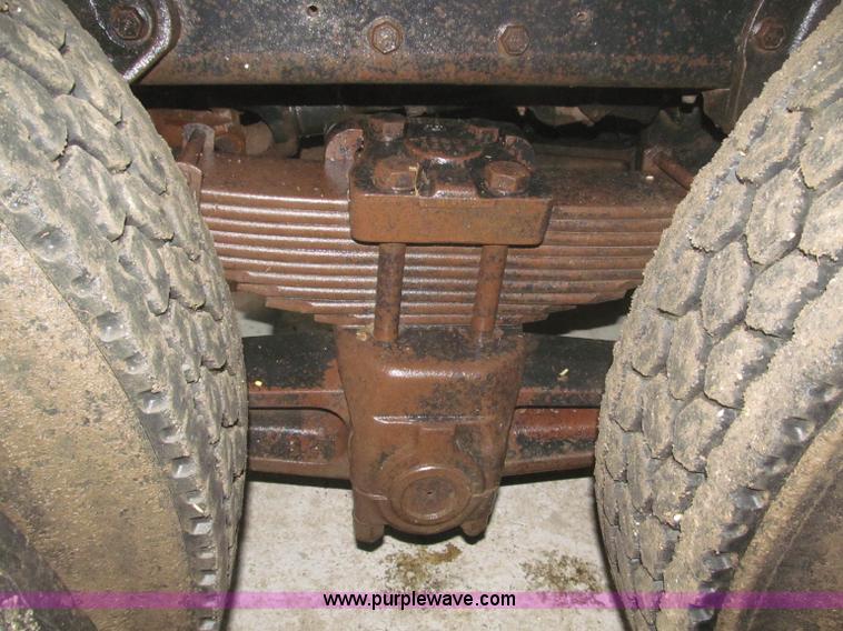 image for item F7206 1989 International F2674 silage truck