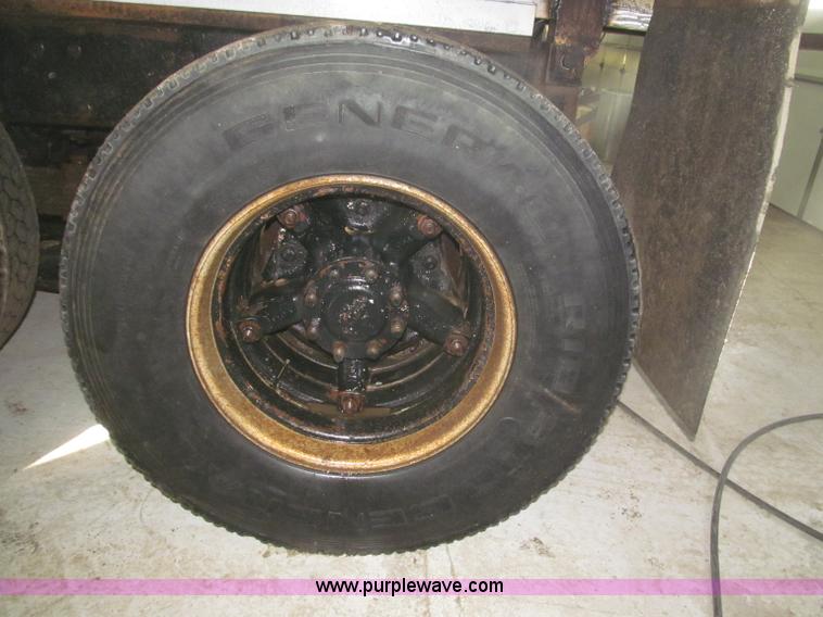 image for item F7206 1989 International F2674 silage truck