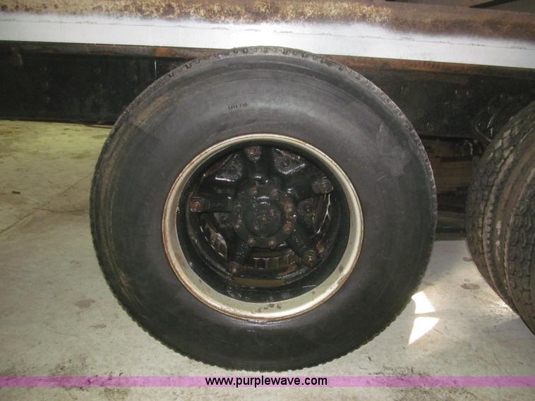 image for item F7206 1989 International F2674 silage truck