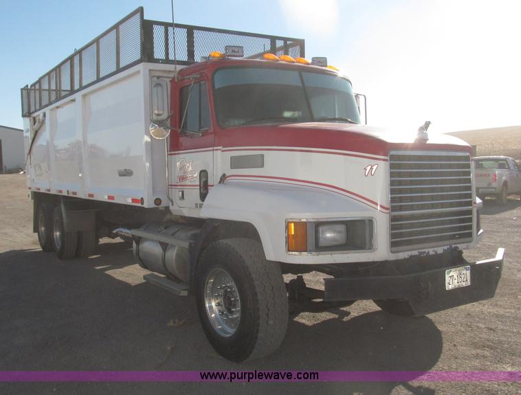 image for item F7207 1992 Mack CH613 silage truck