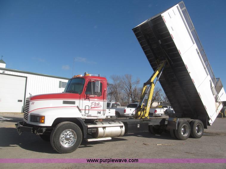 image for item F7207 1992 Mack CH613 silage truck