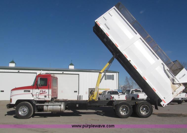 image for item F7207 1992 Mack CH613 silage truck