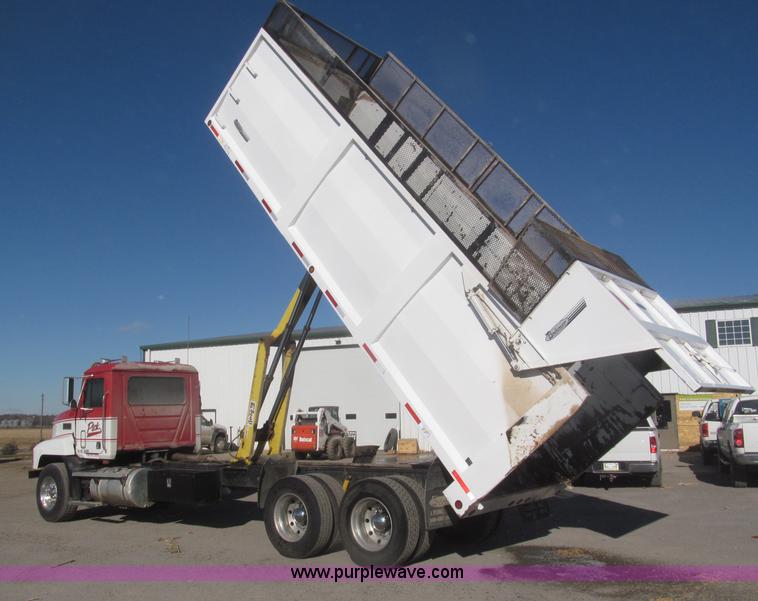 image for item F7207 1992 Mack CH613 silage truck