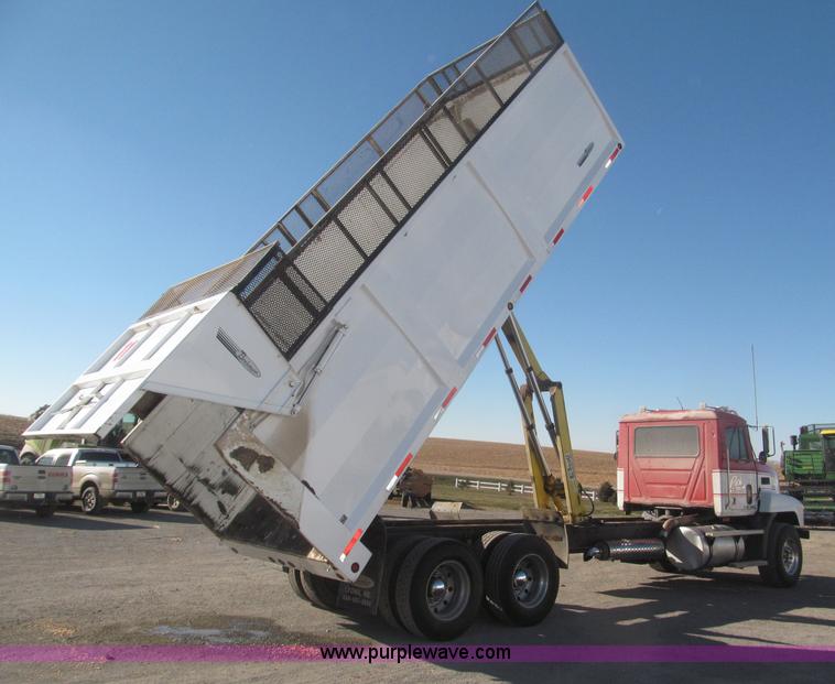 image for item F7207 1992 Mack CH613 silage truck