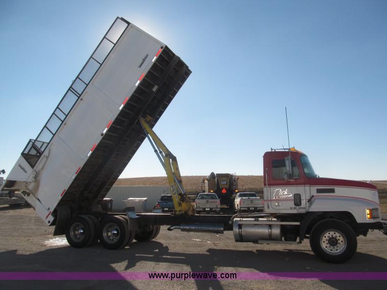 image for item F7207 1992 Mack CH613 silage truck