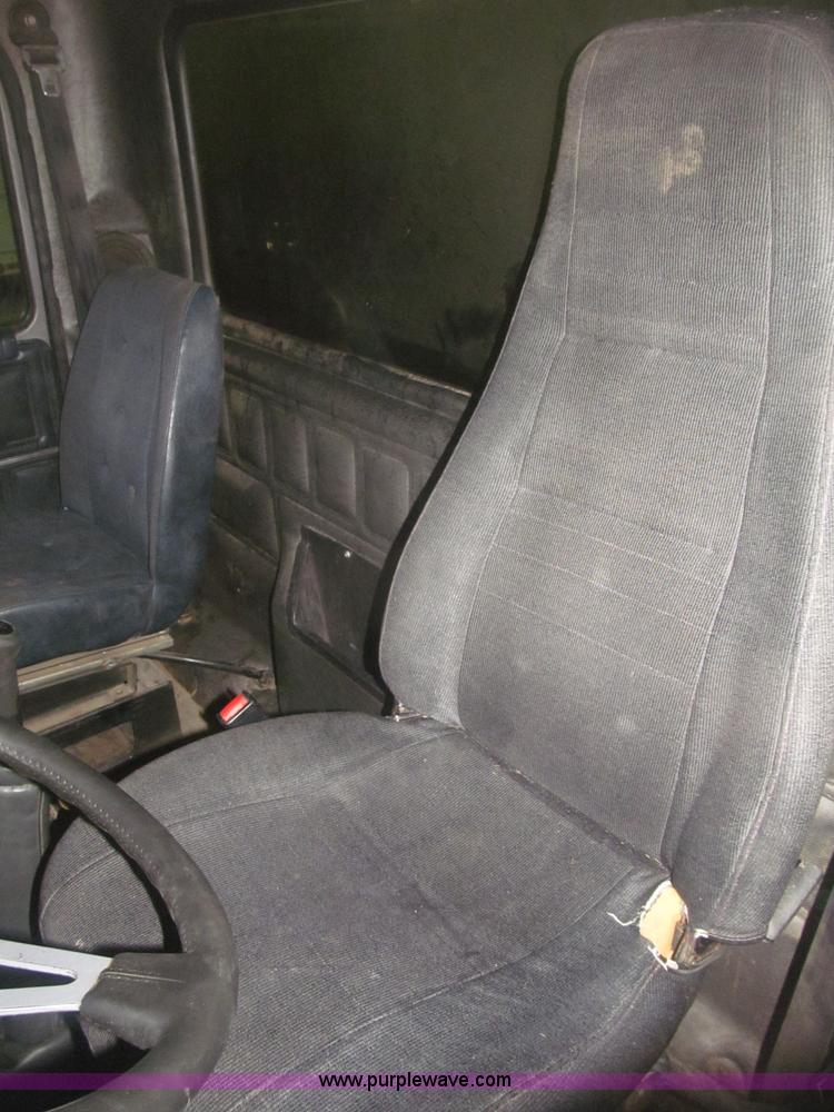 image for item F7207 1992 Mack CH613 silage truck