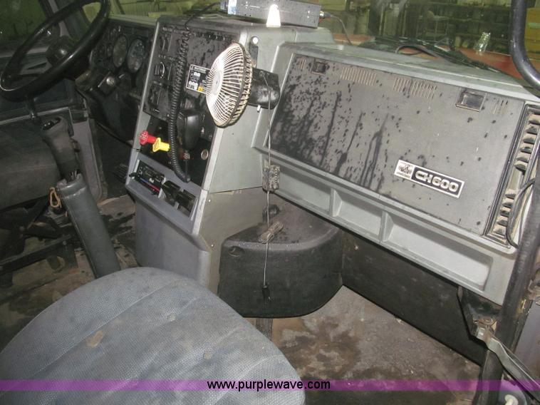 image for item F7207 1992 Mack CH613 silage truck